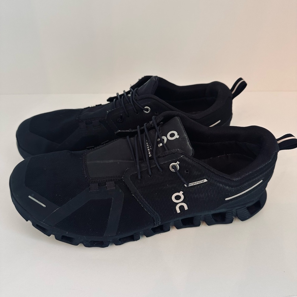 Men’s Sz 10.5 On Cloud 5 waterproof Running Men's Black Athletic Shoes